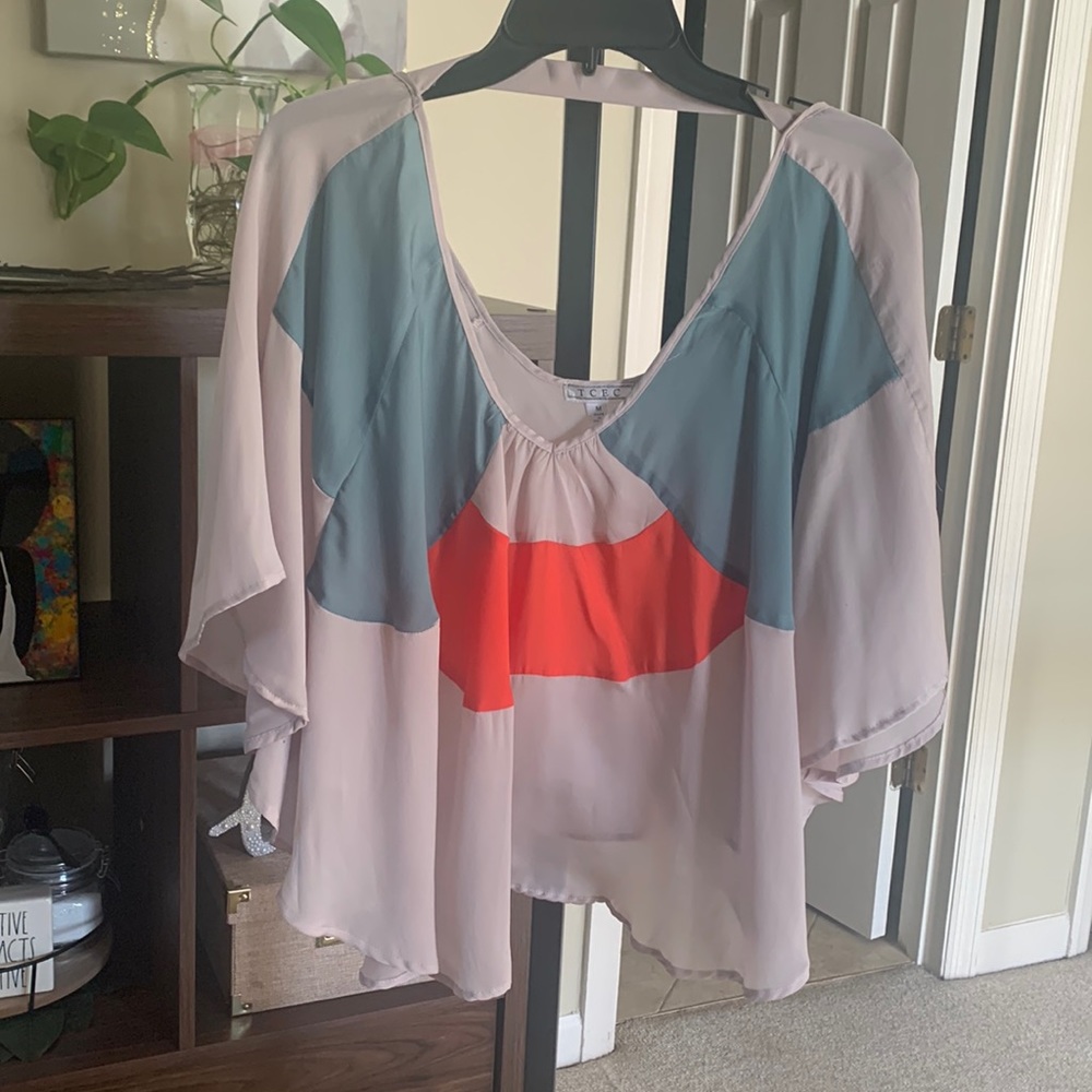 Flowy Polyester Top with loose sleeves